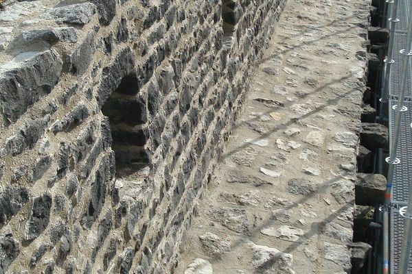 Bild der Mayener Stadtmauer im Abschnitt Nördliches Wasserpförtchen - nach der Sanierung