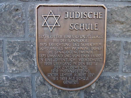 Foto: Bronzetafel Jüdische Schule