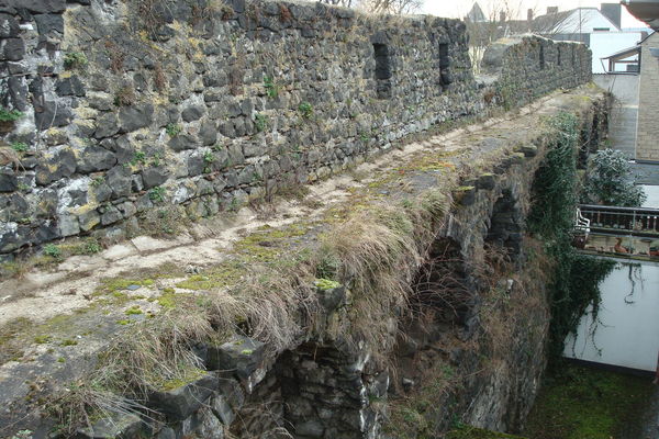Bild der Mayener Stadtmauer im Abschnitt Nördliches Wasserpförtchen - vor der Sanierung
