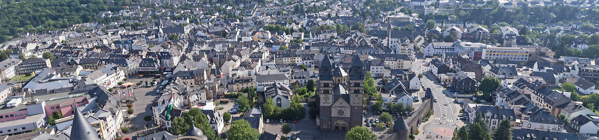 Luftbild der Stadt Mayen mit der Herz Jesu Kirche im Vordergrund